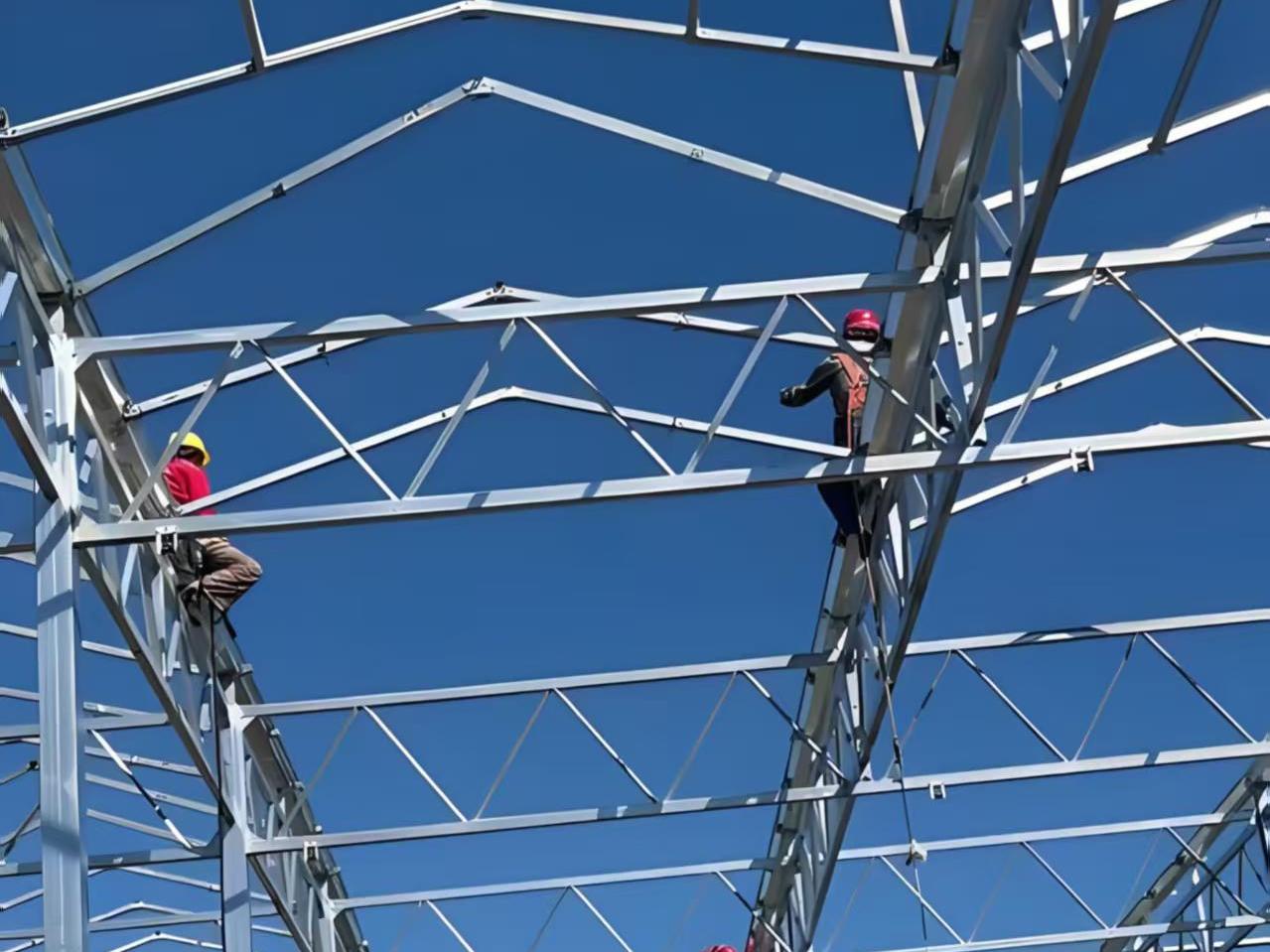连栋温室骨架_整体钢框架搭建工地