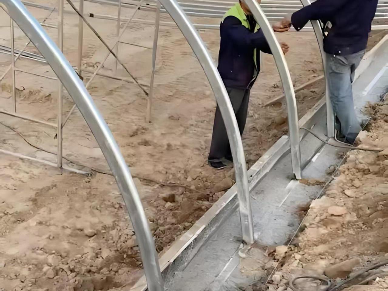 冬暖式大棚骨架_棚体骨架搭建施工近景